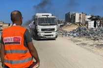 Xe tải viện trợ nhân đạo thuộc Chương trình Lương thực Thế giới (WFP) đến Gaza qua cửa khẩu biên giới Erez ngày 26/9 (Ảnh: Getty)