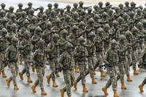 Binh sĩ Hàn Quốc duyệt binh ở Seoul (Ảnh: Getty)