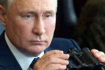 Tổng thống Nga Vladimir Putin quan sát một cuộc tập trận (Ảnh: AP)