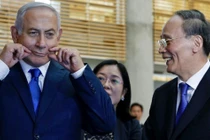 Thủ tướng Israel Benjamin Netanyahu và Phó Chủ tịch Trung Quốc Vương Kỳ Sơn trong chuyến thăm Jerusalem ngày 24/10/208 (Ảnh: ForeignPolicy)