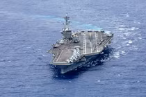 Tàu sân bay lớp Nimitz USS Abraham Lincoln (CVN 72) trên biển Thái Bình Dương (Ảnh: CNN)