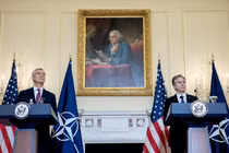 Tổng thư ký NATO Jens Stoltenberg và Ngoại trưởng Mỹ Antony Blinken trong cuộc họp báo chung tại Washington DC ngày 1/6 (Ảnh: AFP)