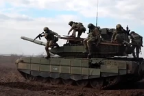 Quân nhân Nga nhảy khỏi xe tăng T-90M Proryv trong quá trình huấn luyện chiến đấu tại một địa điểm không được tiết lộ ở Ukraine. Ảnh: BQP Nga.