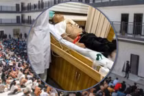 Một thanh niên 19 tuổi đã bị bạn gái 17 tuổi bán vào một khu lừa đảo viễn thông ở Myanmar với giá 14.000 USD. Ảnh: SCMP.