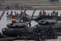 Xe tăng của NATO trong cuộc tập trận quân sự ở Ba Lan. Ảnh: Getty.
