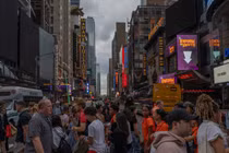 Người dân Mỹ đi bộ qua Quảng trường Thời đại vào ngày 11/6 năm 2024 tại thành phố New York (Ảnh: Getty)
