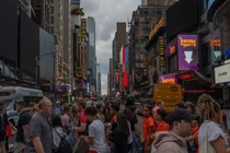 Người dân Mỹ đi bộ qua Quảng trường Thời đại vào ngày 11/6 năm 2024 tại thành phố New York (Ảnh: Getty)