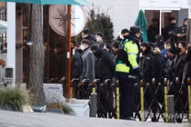 Các nhà điều tra từ cơ quan chống tham nhũng nhà nước tiếp cận lối vào dinh thự của Tổng thống Yoon Suk Yeol tại Seoul vào ngày 3/1. Ảnh: Yonhap.