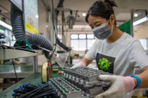 Một nhân viên làm việc trên dây chuyền lắp ráp sản phẩm đèn LED tại Trung Quốc (Ảnh: Getty)