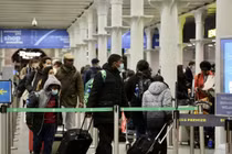 Chính quyền nhiều nước trên thế giới đã ra lệnh "cấm cửa" du khách đến từ Anh do lo ngại chủng đột biến của virus corona (Ảnh: The Guardian)