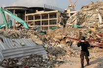 Các nhân viên cứu hộ tại hiện trường một tòa nhà bị sập ở Bangkok, Thái Lan trong hôm 29/3, sau trận động đất mạnh trong hôm trước đó. Ảnh: Reuters.