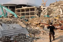 Các nhân viên cứu hộ tại hiện trường một tòa nhà bị sập ở Bangkok, Thái Lan trong hôm 29/3, sau trận động đất mạnh trong hôm trước đó. Ảnh: Reuters.