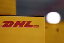 Các gói hàng bên trong trung tâm giao hàng DHL Express của tập đoàn bưu chính và hậu cần Đức Deutsche Post DHL tại sân bay Roissy Charles de Gaulle, Pháp. Ảnh: Reuters.