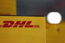 Các gói hàng bên trong trung tâm giao hàng DHL Express của tập đoàn bưu chính và hậu cần Đức Deutsche Post DHL tại sân bay Roissy Charles de Gaulle, Pháp. Ảnh: Reuters.