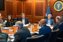 Tổng thống Joe Biden thảo luận với các thành viên của nhóm An ninh Quốc gia về cuộc tấn công của Iran ngày 13/4 (Ảnh: Nhà Trắng)