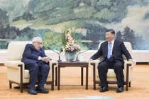 Ông Henry Kissinger là vị khách đáng kính đối với nhiều lãnh đạo Trung Quốc, trong đó có Chủ tịch Tập Cận Bình (Ảnh: Xinhua)