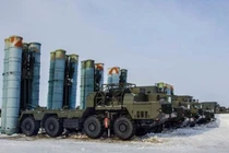 Hệ thống phòng không S-400 do Nga sản xuất. Ảnh: MW