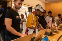 Khách hàng xem máy tính xách tay Apple Macbook tại cửa hàng Apple mới ở New Delhi (Ảnh: CNBC)