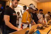 Khách hàng xem máy tính xách tay Apple Macbook tại cửa hàng Apple mới ở New Delhi (Ảnh: CNBC)