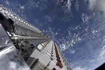 Các vệ tinh sẽ tạo thành một phần của chòm sao Starlink của SpaceX đang chờ được phóng vào quỹ đạo từ tên lửa Falcon 9 vào ngày 24/5. Ảnh: SpaceX.