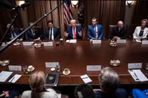 Tổng thống Mỹ Donald Trump phát biểu trong cuộc họp Nội các tại Nhà Trắng trong hôm 10/4. Ảnh: Washington Post.