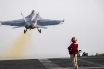 Một chiếc F/A-18F Super Hornet cất cánh từ tàu USS Nimitz vào ngày 30/7. Ảnh: US Navy.