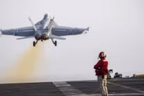 Một chiếc F/A-18F Super Hornet cất cánh từ tàu USS Nimitz vào ngày 30/7. Ảnh: US Navy.