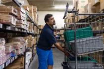 Nhân viên của công ty VendingONE sử dụng iPad để tăng hiệu quả lao động (Ảnh: WSJ)