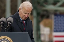 Tổng thống Mỹ Joe Biden thường ho, hắng giọng trong lúc phát biểu (Ảnh: Business Insider)