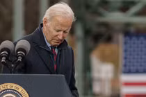 Tổng thống Mỹ Joe Biden thường ho, hắng giọng trong lúc phát biểu (Ảnh: Business Insider)