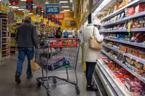 Các biện pháp thuế quan có thể khiến hàng hóa tiêu dùng ở Mỹ tăng thêm. Ảnh: CNN.