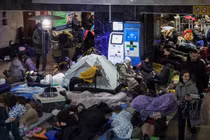 Người dân trú ẩn bên trong một ga tàu điện ngầm trong cuộc tấn công bằng tên lửa và máy bay không người lái của Nga, tại Kiev, Ukraine ngày 25/11. Ảnh: Reuters.