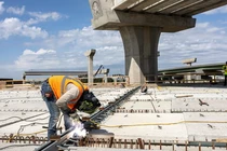 Thị trường lao động còn "nóng" sẽ buộc Fed phải tiếp tục siết chặt chính sách (Ảnh: Getty)