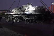 Nga trưng bày "chiến lợi phẩm" xe tăng Abrams, xe phá mìn M1150 tại cuộc triển lãm ở Moscow