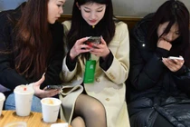 Một số người trẻ tuổi ở Trung Quốc đang làm công việc "bạn cho thuê" để trang trải chi phí sinh hoạt (Ảnh: Getty)