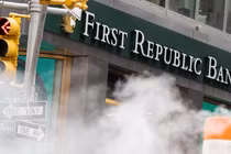 Ngân hàng First Republic chính thức bị cơ quan quản lý tiếp quản sau nỗ lực giải cứu bất thành (Ảnh: Bloomberg)