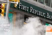 Ngân hàng First Republic chính thức bị cơ quan quản lý tiếp quản sau nỗ lực giải cứu bất thành (Ảnh: Bloomberg)