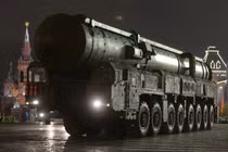 Hệ thống tên lửa đạn đạo liên lục địa Topol-M có khả năng mang đầu đạn hạt nhân của Nga tham gia diễn tập duyệt binh Ngày Chiến thắng tại Quảng trường Đỏ của Moscow. Ảnh: Sputnik.