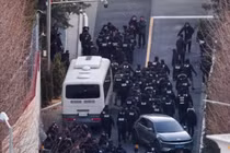 Các sĩ quan cảnh sát và điều tra viên của CIA đi qua lối vào dinh thự chính thức của Tổng thống Hàn Quốc bị luận tội Yoon Suk Yeol, ngày 15/1. Ảnh: Reuters.