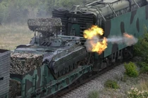 Xe chiến đấu bộ binh BMP-2 khai hỏa từ tàu Yenisey. Ảnh: MW.