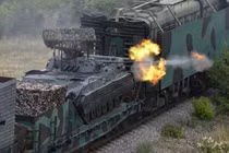 Xe chiến đấu bộ binh BMP-2 khai hỏa từ tàu Yenisey. Ảnh: MW.