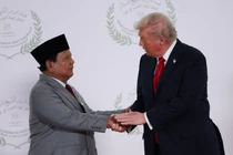 Tổng thống Mỹ Donald Trump và Tổng thống Indonesia Prabowo Subianto bắt tay nhau khi chụp ảnh tại hội nghị thượng đỉnh các nhà lãnh đạo thế giới về việc chấm dứt chiến tranh ở Gaza, tại Sharm el-Sheikh, Ai Cập ngày 13/10. Ảnh: Reuters.