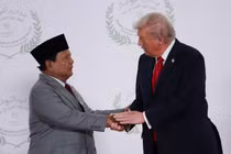 Tổng thống Mỹ Donald Trump và Tổng thống Indonesia Prabowo Subianto bắt tay nhau khi chụp ảnh tại hội nghị thượng đỉnh các nhà lãnh đạo thế giới về việc chấm dứt chiến tranh ở Gaza, tại Sharm el-Sheikh, Ai Cập ngày 13/10. Ảnh: Reuters.