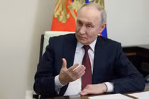Tổng thống Nga Vladimir Putin trả lời câu hỏi của nhà báo Pavel Zarubin trong cuộc phỏng vấn tại khu dinh thự Novo-Ogaryovo bên ngoài Moscow, Nga. Ảnh: Sputnik.