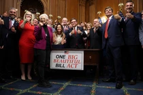 Chủ tịch Hạ viện Mike Johnson và các thành viên đảng Cộng hòa sau khi dự luật lớn của Tổng thống Donald Trump được thông qua ngày 3/7. Ảnh: Reuters.