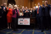 Chủ tịch Hạ viện Mike Johnson và các thành viên đảng Cộng hòa sau khi dự luật lớn của Tổng thống Donald Trump được thông qua ngày 3/7. Ảnh: Reuters.