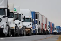 Xe tải xếp hàng dài chờ vào Mỹ gần trạm kiểm soát hải quan ở Nuevo Laredo, Mexico, ngày 26/11/2024. Ảnh: Reuters.