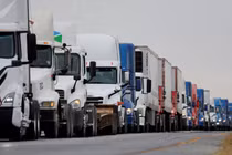 Xe tải xếp hàng dài chờ vào Mỹ gần trạm kiểm soát hải quan ở Nuevo Laredo, Mexico, ngày 26/11/2024. Ảnh: Reuters.