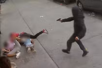 Ảnh cắt từ đoạn clip vụ xả súng kinh hoàng trên phố Bronx, New York, Mỹ (Ảnh: NYPD)