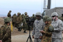 Quân đội Mỹ và Nhật Bản trong một cuộc tập trận năm 2014 (Ảnh: US Army)